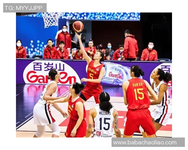 老将告别赛场深情一吻国家队队徽铭刻青春回忆与荣耀瞬间